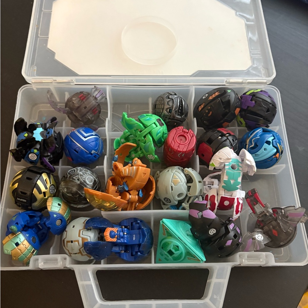 Set of Bakugan plus case